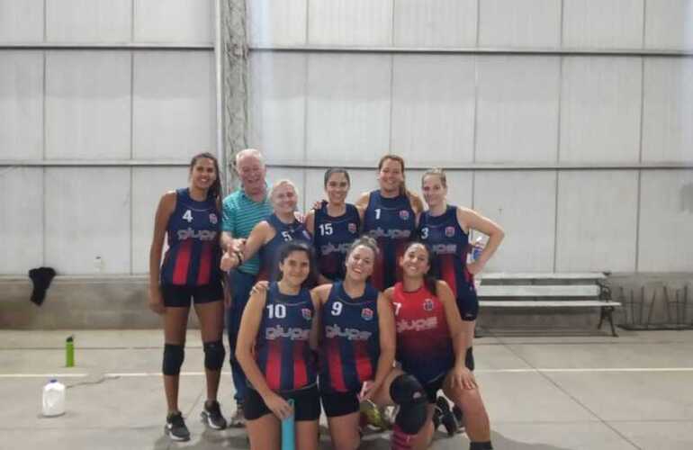 Imagen de El equipo de Maxi Voley Femenino de Talleres, perdió 3 a 0 de visitante ante Zazpi de Rosario por la fecha 5.