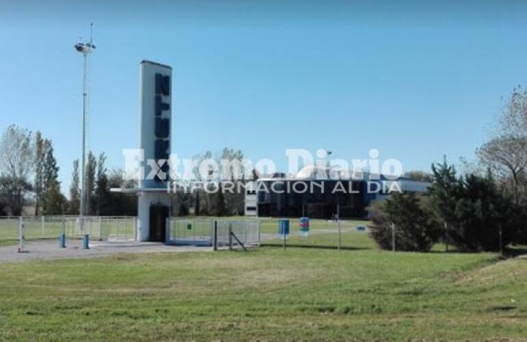 Polic&iacute;a y Bomberos trabajaron en el lugar luego de ser evacuado todo el personal.