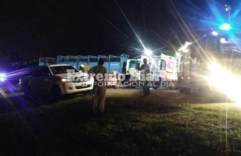 Imagen de Violento impacto: Un auto y un camión involucrados en un choque