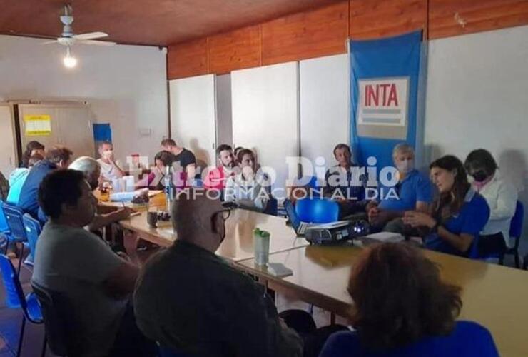 Imagen de Productores de Fighiera participaron de una charla en el Inta de Arroyo Seco.