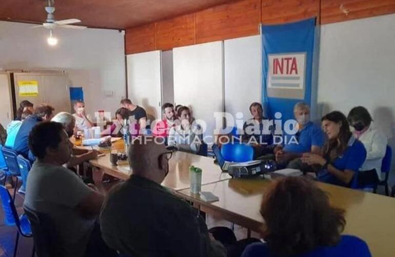 Imagen de Productores de Fighiera participaron de una charla en el Inta de Arroyo Seco.