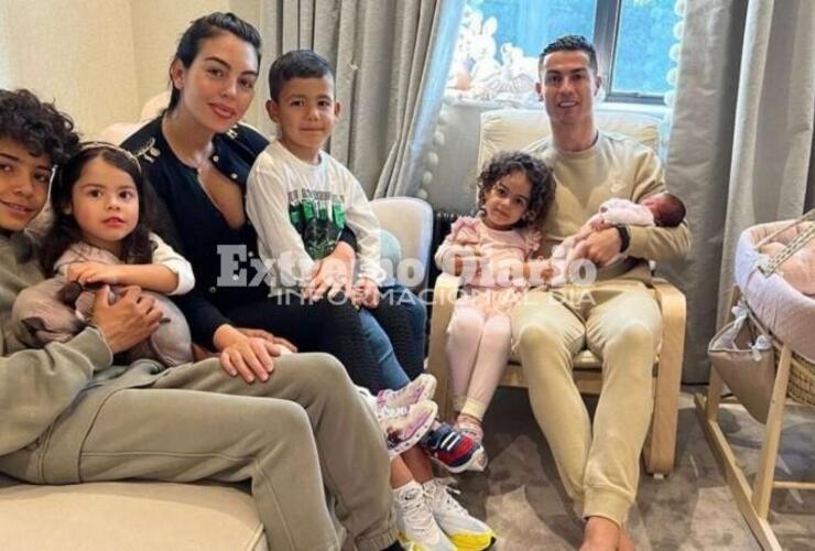 Imagen de Tras la muerte de uno de sus mellizos, Cristiano Ronaldo presentó a su hija recién nacida