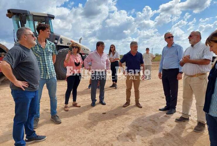 El senador Marcelo Lewandowski visitó la obra junto al presidente comunal de Cnel. Bogado y Albarellos.
