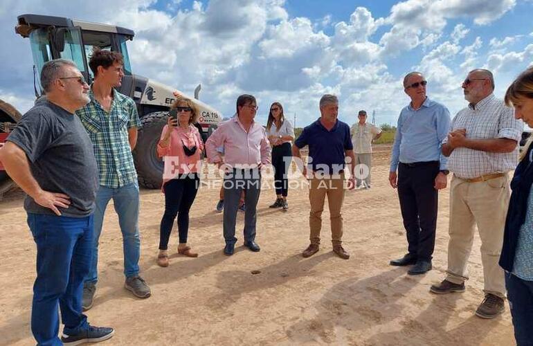 El senador Marcelo Lewandowski visitó la obra junto al presidente comunal de Cnel. Bogado y Albarellos.