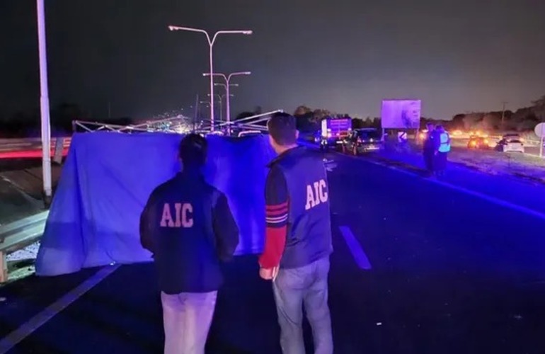 Los peritos de AIC trabajan en el lugar donde murieron dos personas en un accidente de tránsito, cerca de Colastiné Sur. Los peritos de AIC trabajan en el lugar donde murieron dos personas en un accidente de tránsito, cerca de Colastiné Sur.