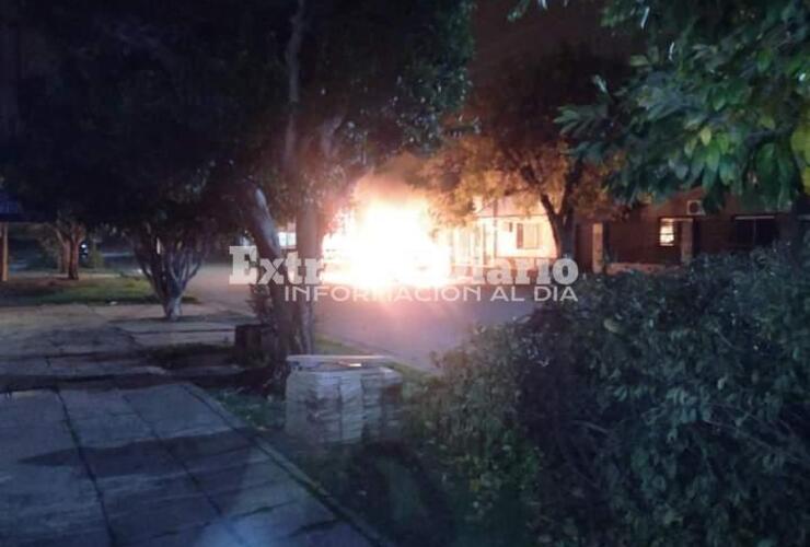 Imagen de Se incendió un vehículo en calle Urquiza al 500. Vecinos indicaron que podría haber sido intencional