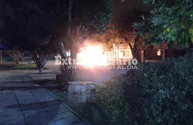 Imagen de Se incendió un vehículo en calle Urquiza al 500. Vecinos indicaron que podría haber sido intencional