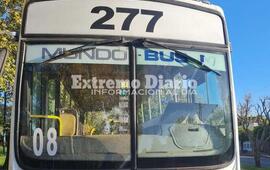 Imagen de Vandalismo: Le da&ntilde;aron el cristal de un colectivo estacionado en la calle