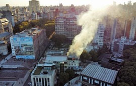 Imagen de Imponente incendio en la Secretar&iacute;a de Desarrollo Humano municipal, cerca del Monumento a la Bandera