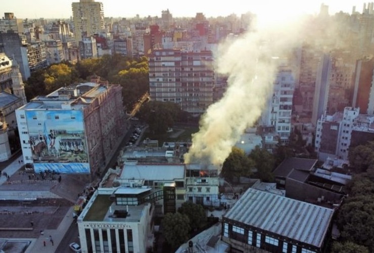 Imagen de Imponente incendio en la Secretaría de Desarrollo Humano municipal, cerca del Monumento a la Bandera