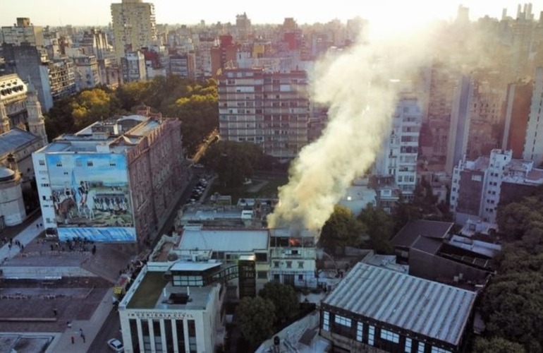 Imagen de Imponente incendio en la Secretaría de Desarrollo Humano municipal, cerca del Monumento a la Bandera