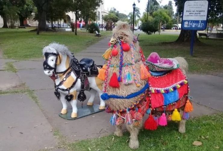 Imagen de Insólito: vecinos de Santa Fe denunciaron un caso de maltrato animal, pero eran muñecos con formas de caballo y llama