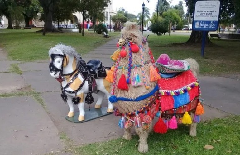 Imagen de Insólito: vecinos de Santa Fe denunciaron un caso de maltrato animal, pero eran muñecos con formas de caballo y llama