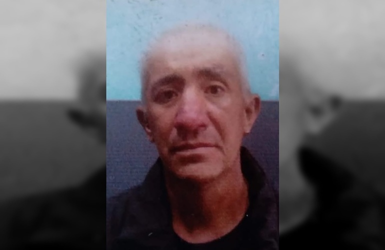 Tiene 46 años y su familia lo está buscando