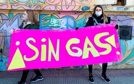 Los secundarios protestan con un "Frazadazo" este mi&eacute;rcoles frente a la Escuela N&ordm;469 (ex T&eacute;cnica 7), en Espa&ntilde;a al 100. Foto: Celina Mutti Lovera