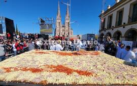 Imagen de Cocinaron la milanesa a la napolitana "m&aacute;s grande del mundo" en Luj&aacute;n
