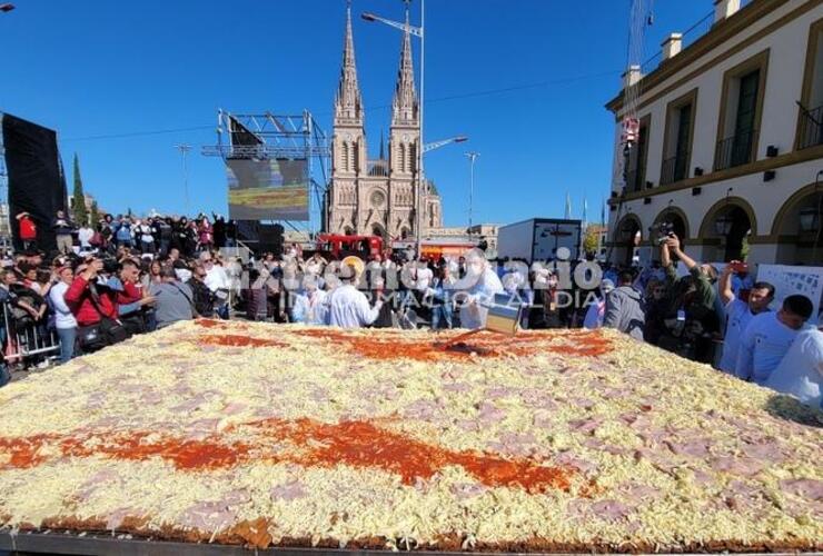 Imagen de Cocinaron la milanesa a la napolitana "más grande del mundo" en Luján