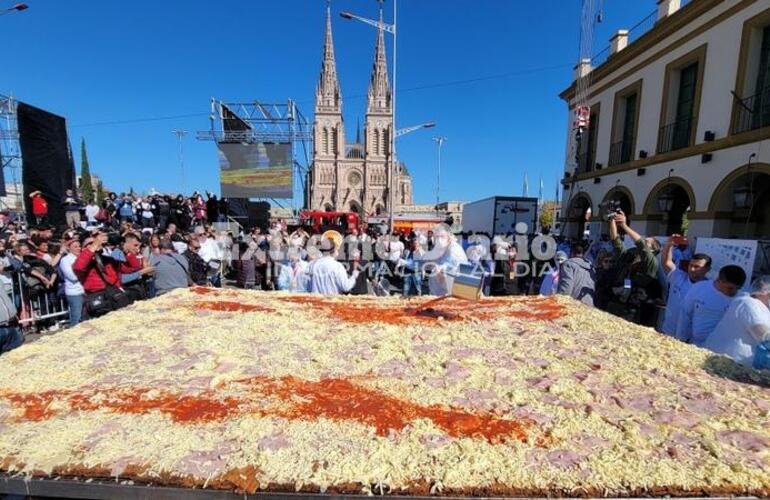 Imagen de Cocinaron la milanesa a la napolitana "más grande del mundo" en Luján