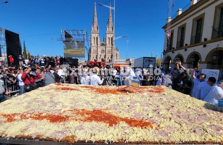 Imagen de Cocinaron la milanesa a la napolitana "m&aacute;s grande del mundo" en Luj&aacute;n