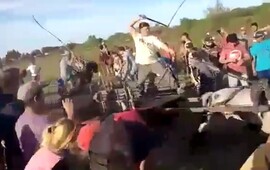 La brutal cinchada que llevaban a cabo estos hombres por apuestas (Captura de video)