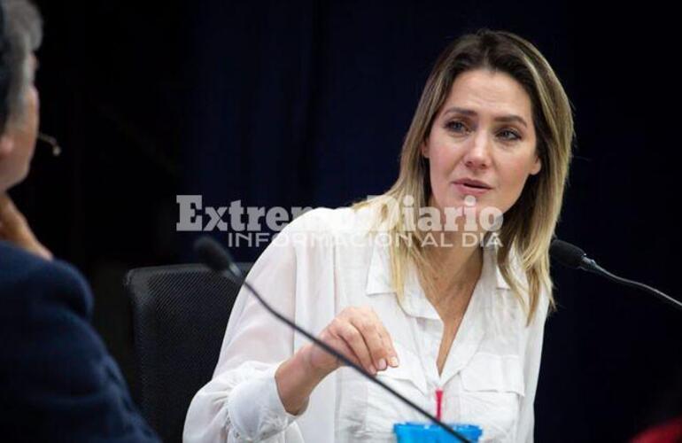 Imagen de Carolina Losada le leyó un titular en inglés a Santiago Cafiero: "¿Se lo traduzco?"