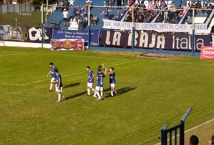 Imagen de Athletic venció 7 a 1 a Talleres en el Gabino Machuca