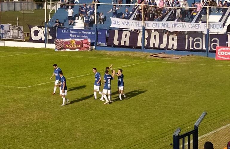 Imagen de Athletic venció 7 a 1 a Talleres en el Gabino Machuca