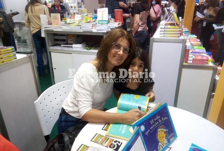 Imagen de Belén De Rienzo firmó ejemplares en la Feria del Libro