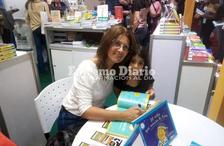 Imagen de Belén De Rienzo firmó ejemplares en la Feria del Libro