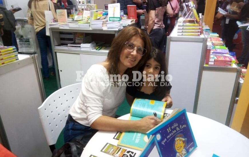 Imagen de Bel&eacute;n De Rienzo firm&oacute; ejemplares en la Feria del Libro