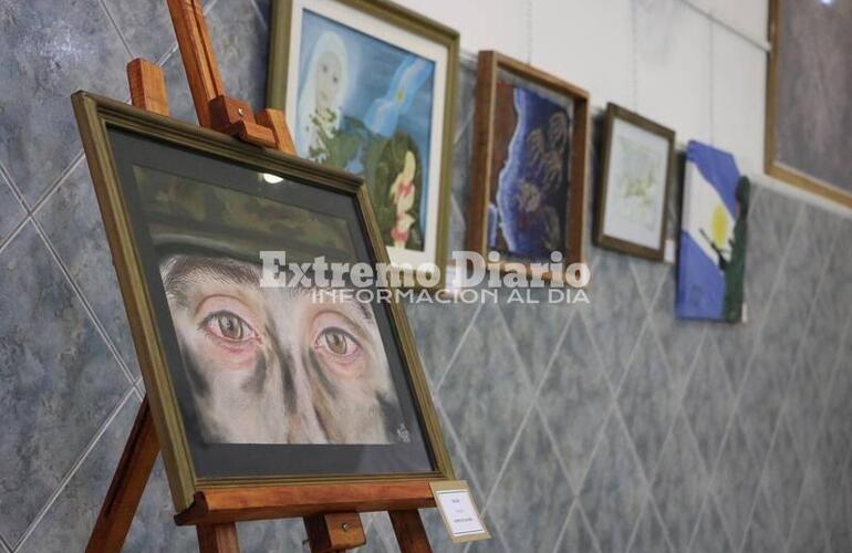 Imagen de Se inauguró la muestra artística "Pintando Malvinas" en la Escuela Fiscal N°73