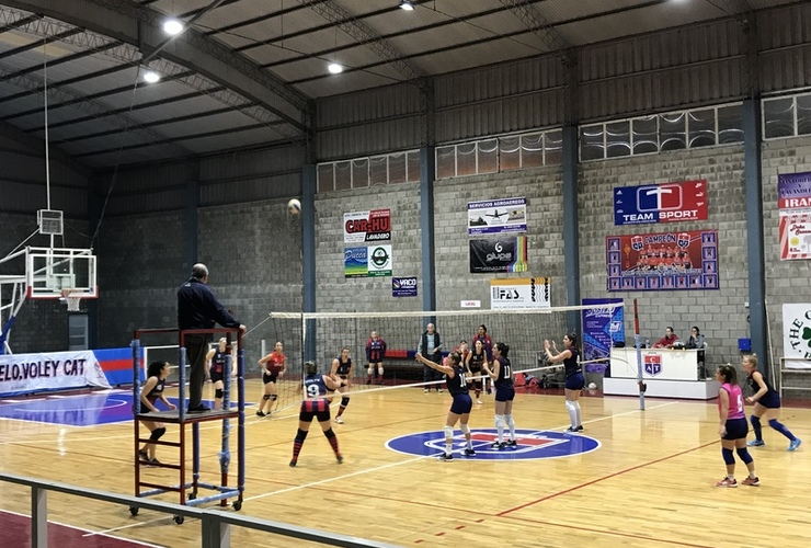 Imagen de El Maxi Voley A Femenino de Talleres, jugó de local y perdió 3 a 0 ante Garibaldi.