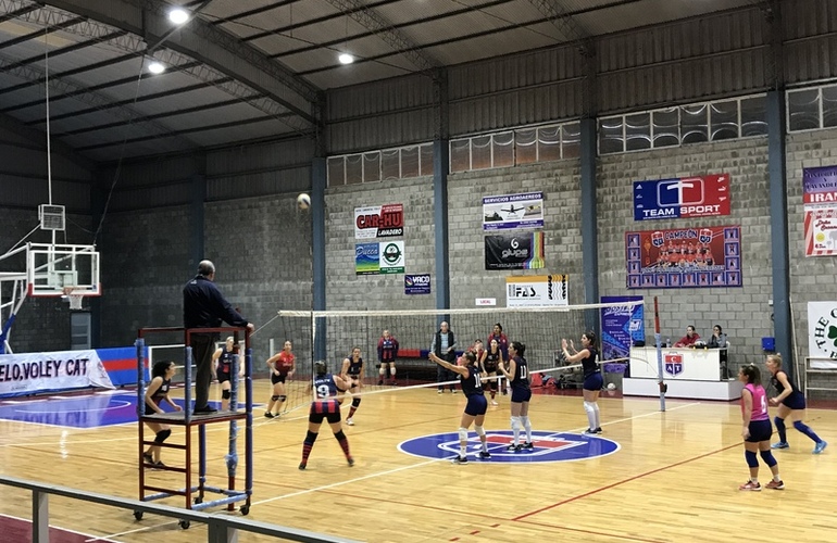 Imagen de El Maxi Voley A Femenino de Talleres, jugó de local y perdió 3 a 0 ante Garibaldi.