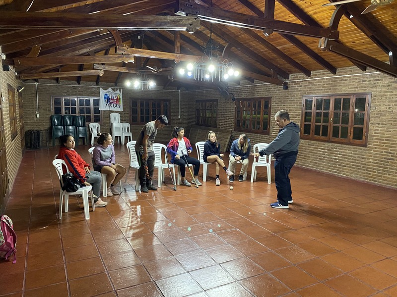 Hay reuniones semanales entre jugadores, entrenadores y dirigentes.