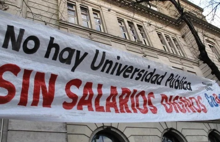 Los docentes universitarios vuelven al paro para reclamar por sus salarios. Foto: Alfredo Celoria / La Capital. Archivo