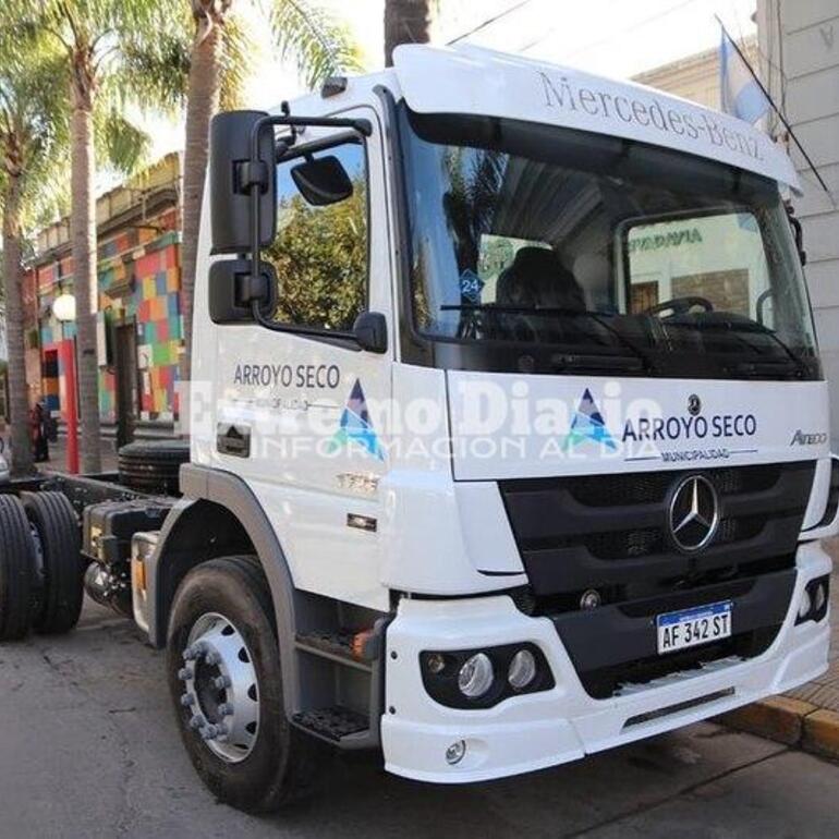 Imagen de La Municipalidad presentó una nueva retroexcavadora y un camión 0 km