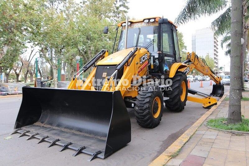 Imagen de La Municipalidad present&oacute; una nueva retroexcavadora y un cami&oacute;n 0 km