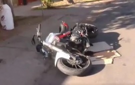 Imagen de Un delincuente que era perseguido choc&oacute; con una moto policial y fue detenido