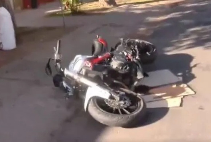 Imagen de Un delincuente que era perseguido chocó con una moto policial y fue detenido