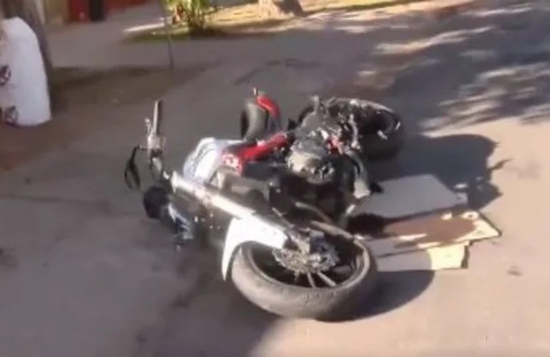 Imagen de Un delincuente que era perseguido choc&oacute; con una moto policial y fue detenido