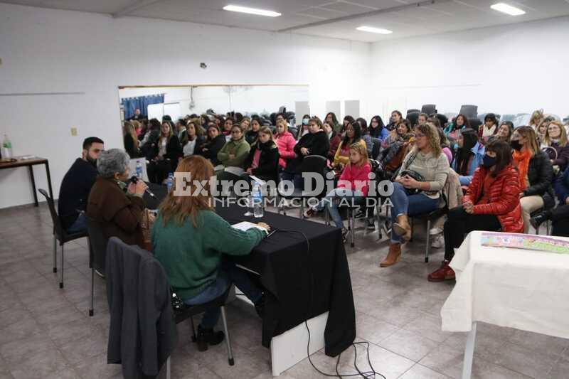 Imagen de Bel&eacute;n De Rienzo y Alicia Ahumada presentaron el libro "Una caperucita de ciudad"