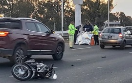 Otra tragedia en Circunvalaci&oacute;n. Un motociclista perdi&oacute; la vida este lunes al chocar contra un auto que estaba detenido en plena avenida.