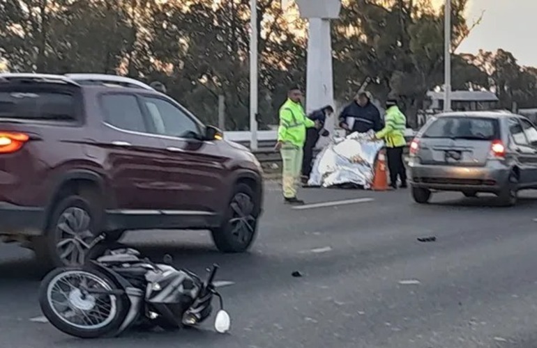 Otra tragedia en Circunvalación. Un motociclista perdió la vida este lunes al chocar contra un auto que estaba detenido en plena avenida.