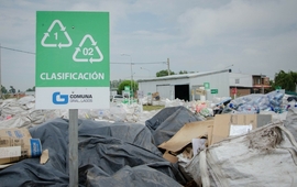 Papel, cart&oacute;n, pl&aacute;stico, vidrio, metal y neum&aacute;ticos son acopiados en el espacio.