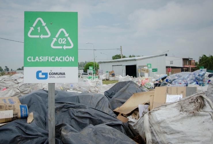 Papel, cartón, plástico, vidrio, metal y neumáticos son acopiados en el espacio.