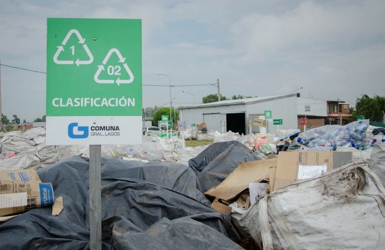 Papel, cartón, plástico, vidrio, metal y neumáticos son acopiados en el espacio.