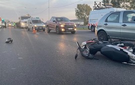 El joven primero choc&oacute; contra el auto frenado y luego fue atropellado por un tercer veh&iacute;culo. (@lorisarroyo)