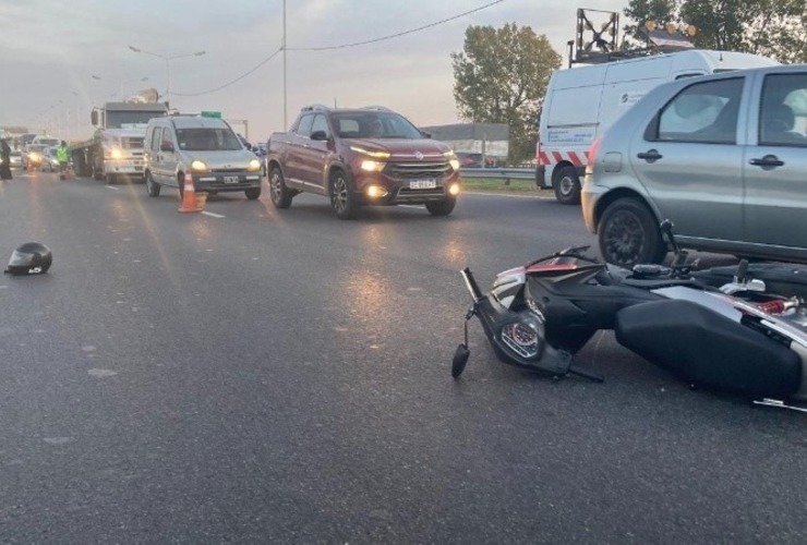 El joven primero chocó contra el auto frenado y luego fue atropellado por un tercer vehículo. (@lorisarroyo)