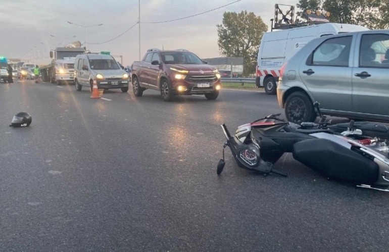 El joven primero chocó contra el auto frenado y luego fue atropellado por un tercer vehículo. (@lorisarroyo)