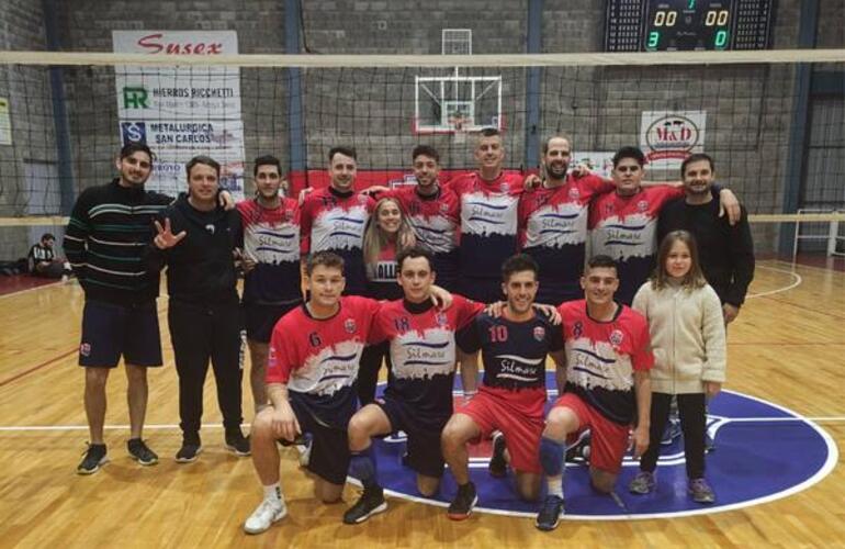 Imagen de Talleres le gan&oacute; a Uni&oacute;n 3-0 y se qued&oacute; con el cl&aacute;sico del Maxi Voley Masculino